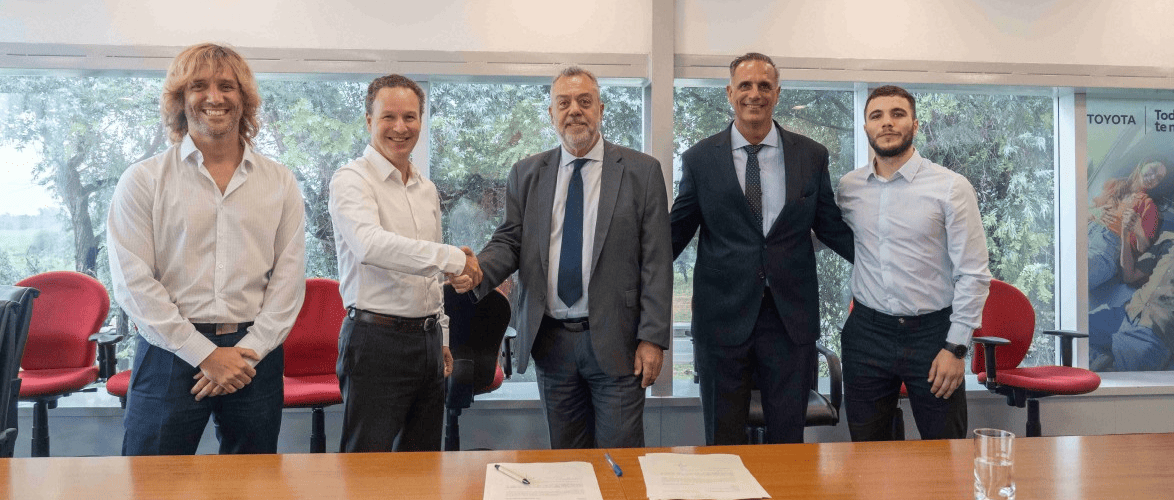 Imagen del acuerdo entre CESVI y Toyota 