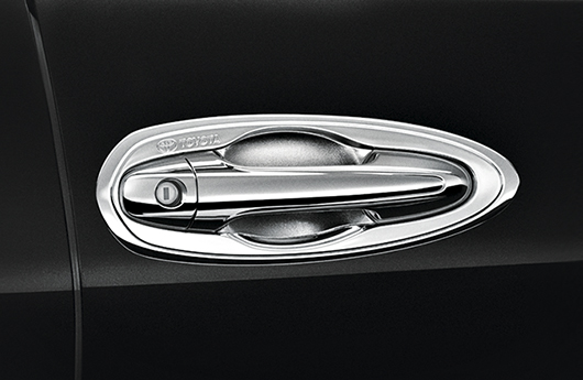 Moldura cromada na maçaneta